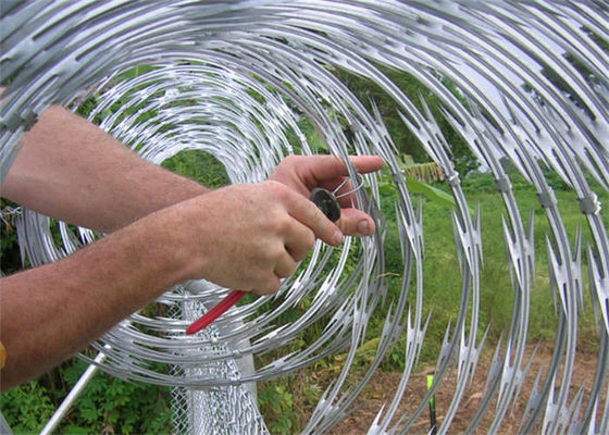 Giant Shuttle Fence Razor Blade Wire , Anti Aging Welded Razor Wire