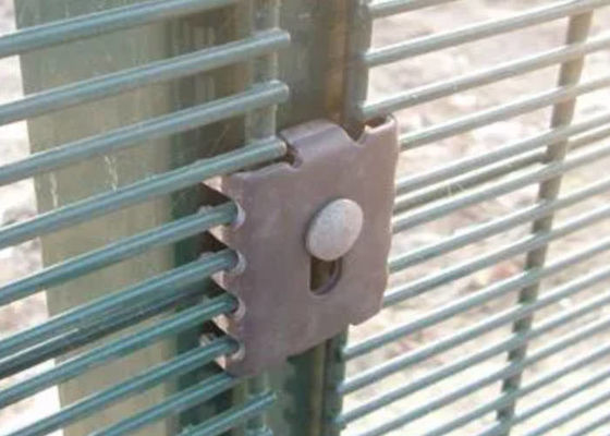 1.2-2.5mm 358 Wire Mesh With 40mm Peach Posts Nuts Bolts Caps And Clips